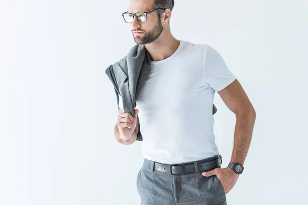 Homem elegante em óculos posando com jaqueta no ombro, isolado em branco — Fotografia de Stock