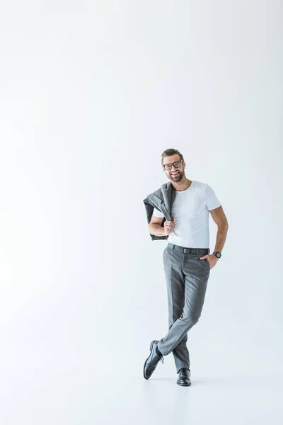 Elegante sonriente hombre posando traje gris, aislado en blanco - foto de stock