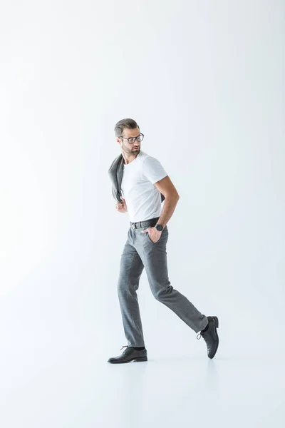 Eleganter, stilvoller Mann in weißem T-Shirt und grauem Anzug, isoliert auf weiß — Stockfoto