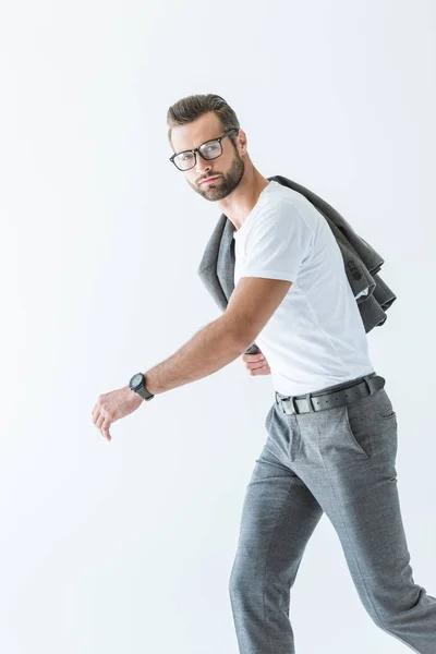 Hombre elegante guapo en gafas, camiseta blanca y traje gris, aislado en blanco - foto de stock