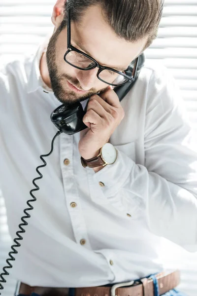 Bel homme d'affaires barbu parlant sur téléphone rotatif — Photo de stock