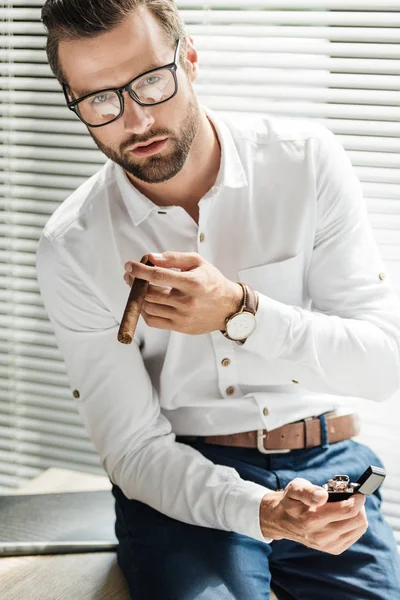 Schöner bärtiger Geschäftsmann mit Brille und leichter rauchender Zigarre — Stockfoto