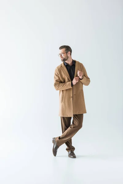 Homem elegante em casaco de outono marrom, isolado em branco — Fotografia de Stock