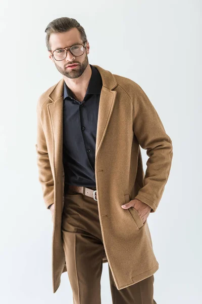 Homme à la mode en lunettes et manteau brun, isolé sur blanc — Stock Photo