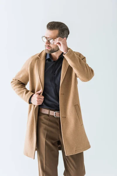 Stylischer Mann posiert in Brille und Herbstoutfit, isoliert auf weiß — Stockfoto