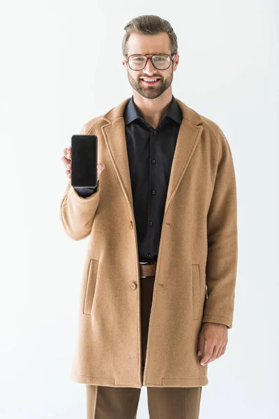 Homem sorridente barbudo apresentando smartphone com tela em branco, isolado em branco — Fotografia de Stock