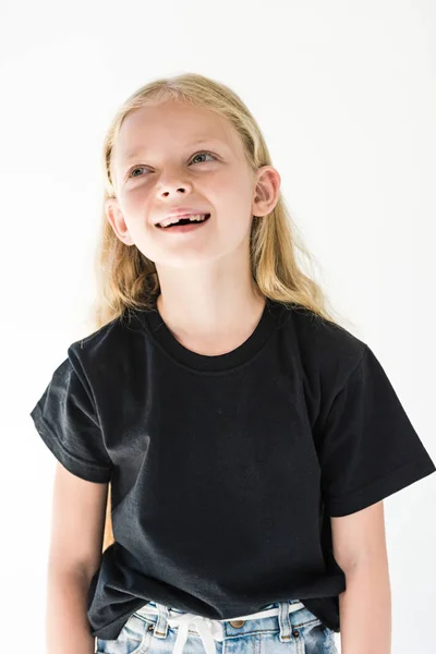 Retrato de adorável criança feliz em preto t-shirt rindo e olhando para longe isolado no branco — Fotografia de Stock