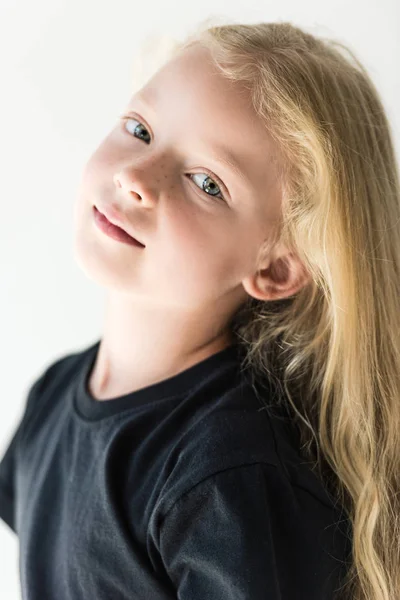 Retrato de hermoso niño con pelo largo y rizado mirando a la cámara aislada en blanco - foto de stock