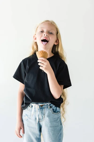 Entzückendes glückliches Kind mit langen lockigen Haaren, das Eis isst und isoliert auf Weiß in die Kamera lächelt — Stockfoto