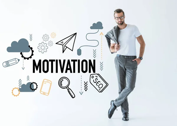 Schöner Entwickler posiert grauen Anzug, isoliert auf weiß mit seo Motivation — Stockfoto