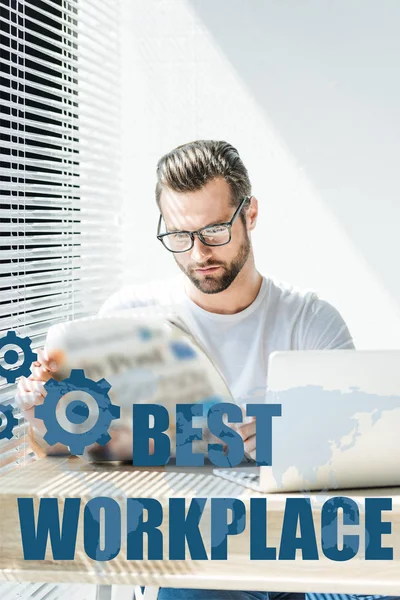 Guapo hombre de negocios leyendo el periódico en el mejor lugar de trabajo — Stock Photo