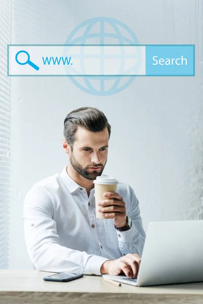 Концентрированный SEO разработчик держит кофе, чтобы пойти во время работы с ноутбуком с поисковой панели сайта — стоковое фото