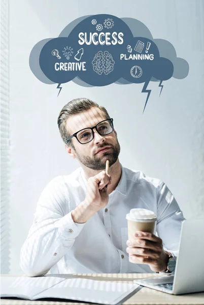 Вдумчивый бизнесмен, сидящий на рабочем месте с облаком с успехом, планированием, творческими знаками — стоковое фото