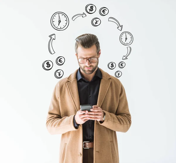 Bel homme d'affaires en manteau marron en utilisant smartphone, isolé sur blanc avec des icônes de temps et d'argent — Photo de stock