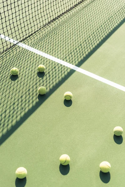 Vista de cerca de pelotas de tenis y red en pista de tenis — Stock Photo