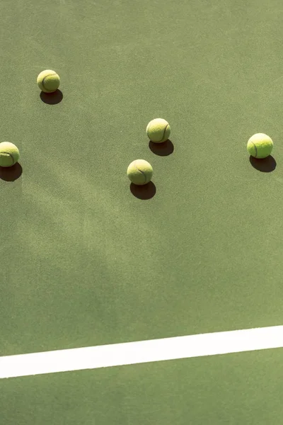 Vista de cerca de las pelotas de tenis en la pista de tenis verde — Stock Photo