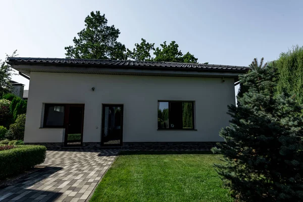 Entrance to modern house with green lawn — Stock Photo