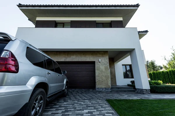 Façade de nouvelle maison moderne avec voiture sur le parking — Photo de stock