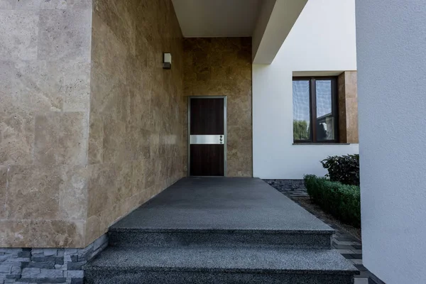 Entrance door to new contemporary house — Stock Photo