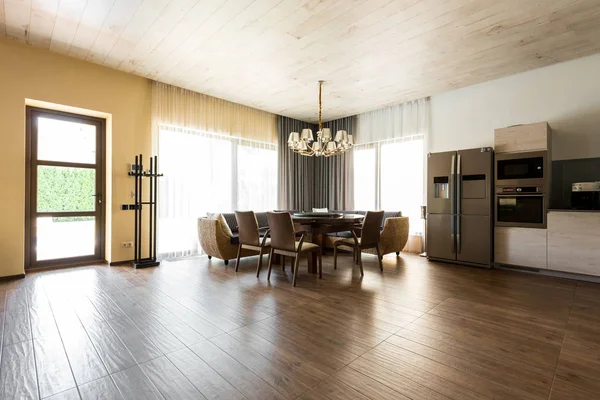 Vista interior da cozinha moderna e sala de jantar com mesa e cadeiras — Fotografia de Stock