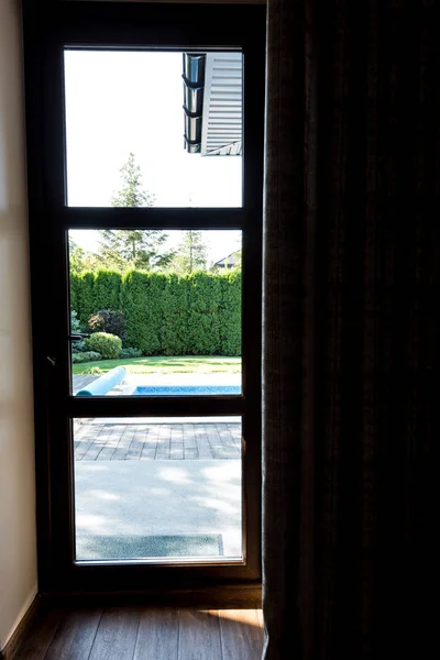 Vue intérieure de la porte en verre moderne au jardin — Photo de stock