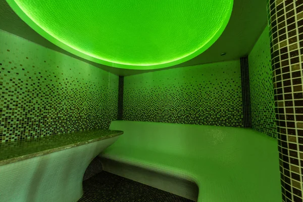 Interior de un baño de vapor tutkish (hamam) con azulejo y luz verde - foto de stock