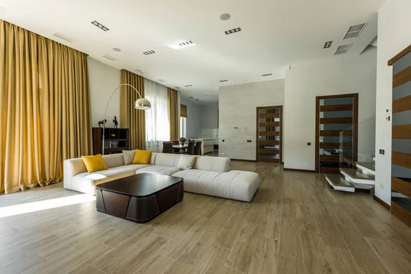Внутренний вид пустой современной гостиной с диваном и столом — стоковое фото
