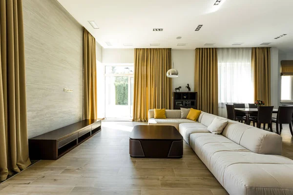 Interno di moderno soggiorno vuoto con divano e lampada — Foto stock