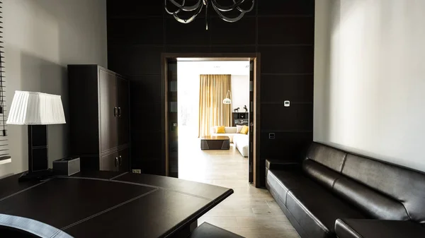 Interior de la sala de estar, vista desde casa oficina con sofá y mesa - foto de stock