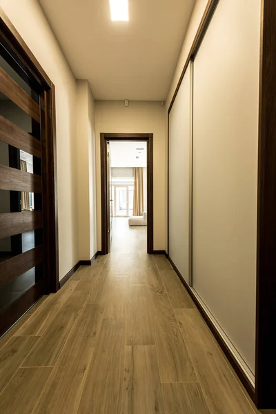 Innenraum des leeren modernen Korridors mit Holzboden — Stockfoto