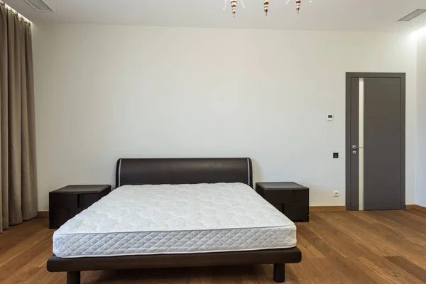 Schlafzimmerinnenraum mit weißer Matratze auf dem Bett — Stockfoto