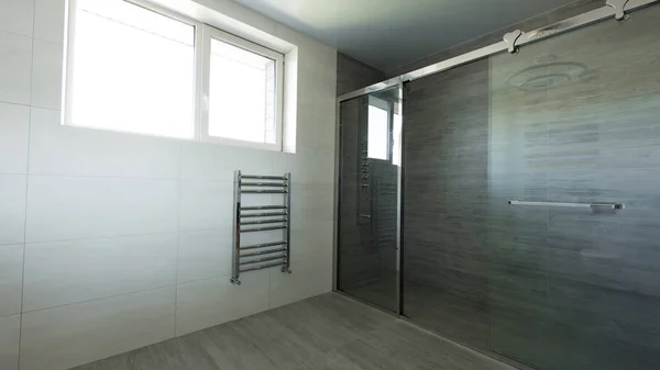 Intérieur de salle de bain vide avec douche en verre de couleur grise — Photo de stock
