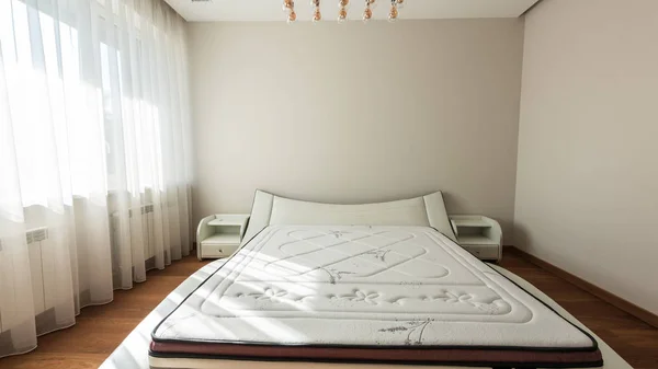 Інтер'єр сучасної спальні з ліжком і великим вікном — стокове фото