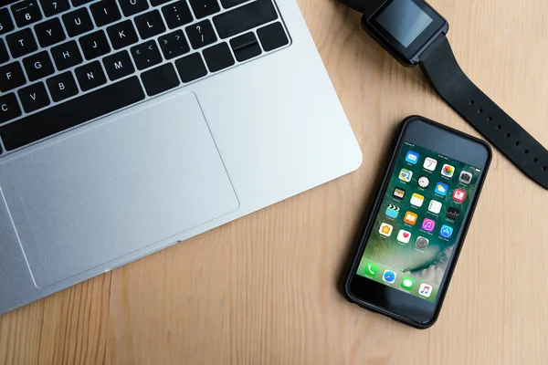 Vista superior do laptop, smartwatch e smartphone com aplicações na mesa de madeira — Fotografia de Stock