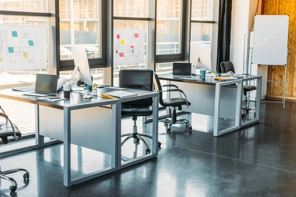 Tables de travail avec ordinateurs et ordinateurs portables dans le bureau d'affaires — Photo de stock