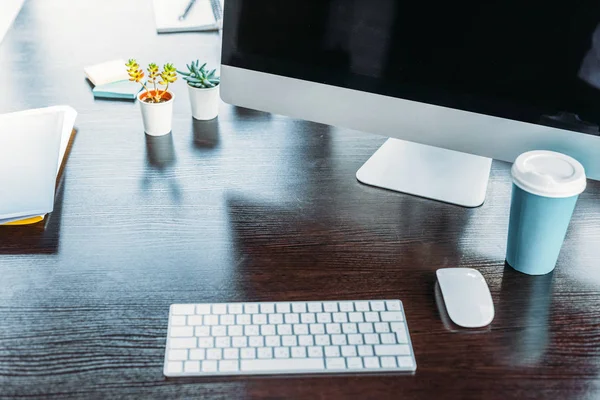 Table avec ordinateur et tasse de café au bureau — Photo de stock