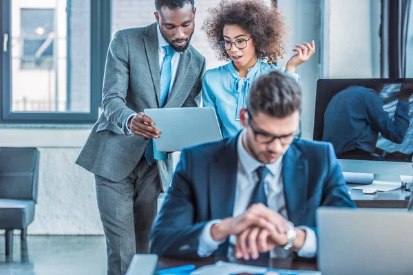 Junge multikulturelle Geschäftsleute bei der Arbeit im Büro — Stockfoto