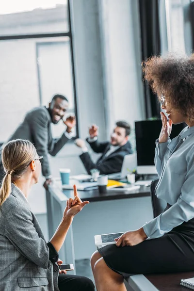 Geschäftsfrau zeigt Kollegen im Büro Mittelfinger — Stockfoto