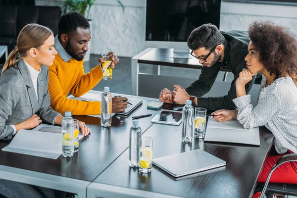 Entrepreneurs multiculturels avec boisson de désintoxication sur le lieu de travail — Photo de stock