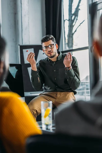 Empresário gesto durante brainstorm no escritório — Fotografia de Stock