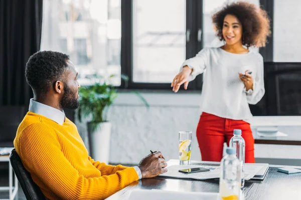 African american businesswoman pointing on colleague in office — Stock Photo