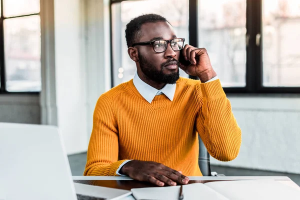 Африканский американский бизнесмен разговаривает по смартфону в офисе — стоковое фото
