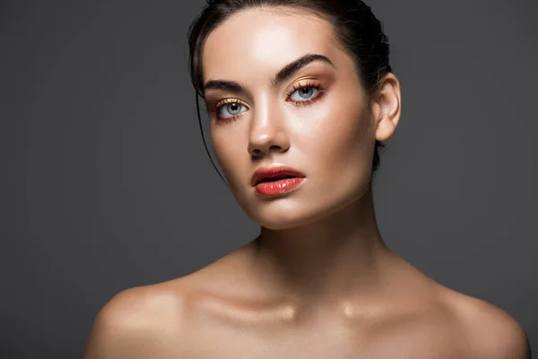 Modelo nu atraente com maquiagem posando isolado no cinza — Fotografia de Stock