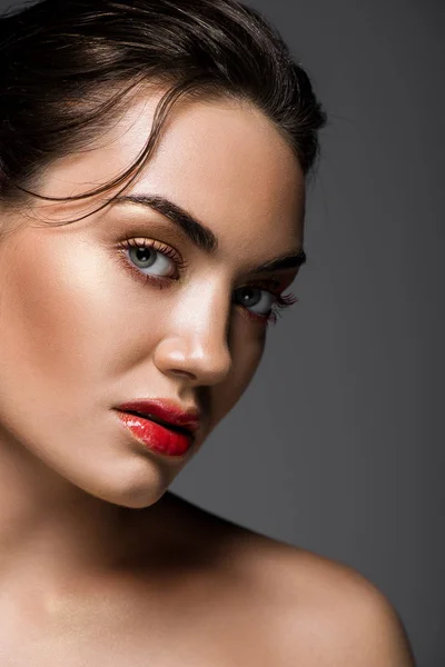 Attraktives elegantes Model posiert mit Make-up für Modeshooting, isoliert auf grau — Stockfoto