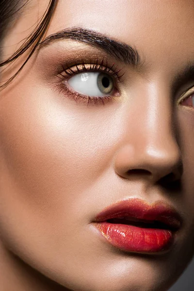 Close up de modelo atraente posando com maquiagem no rosto — Fotografia de Stock