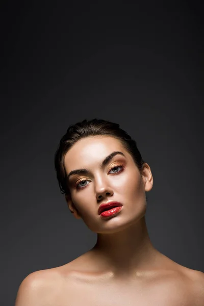 Attraktive elegante Mädchen mit Make-up, isoliert auf grau — Stockfoto