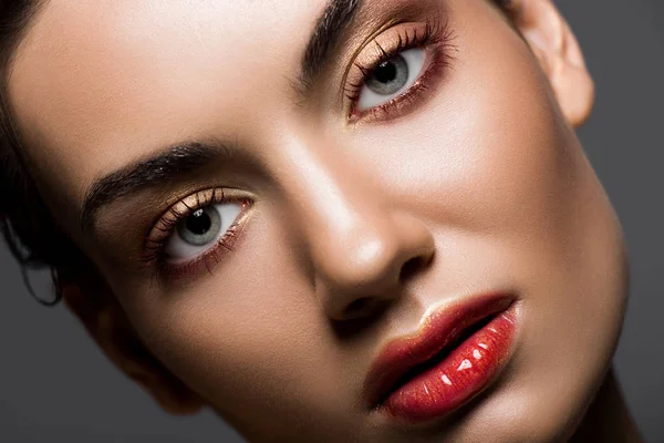 Close up de modelo elegante atraente com maquiagem de rosto, isolado em cinza — Fotografia de Stock