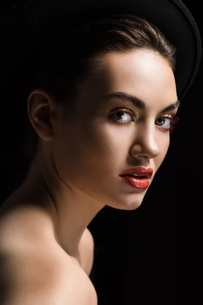 Schönes Mädchen posiert in elegantem Filzhut, isoliert auf schwarz — Stockfoto