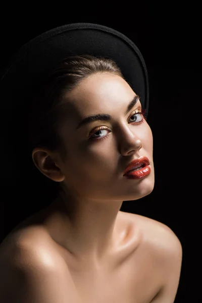 Mulher atraente posando em chapéu de feltro, isolado em preto — Fotografia de Stock