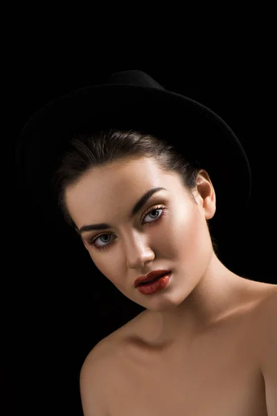 Schöne modische Mädchen posiert in trendigen Filzhut, isoliert auf schwarz — Stockfoto